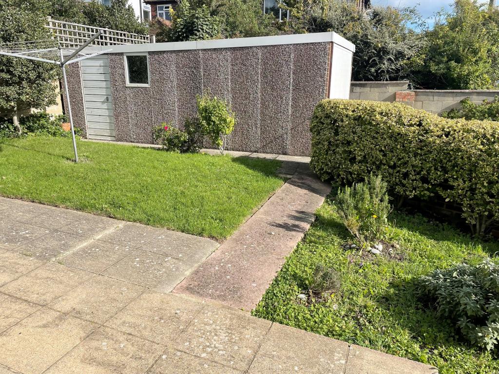 Lot: 73 - HOUSE WITH GARAGE AND GARDENS IN NEED OF UPDATING -